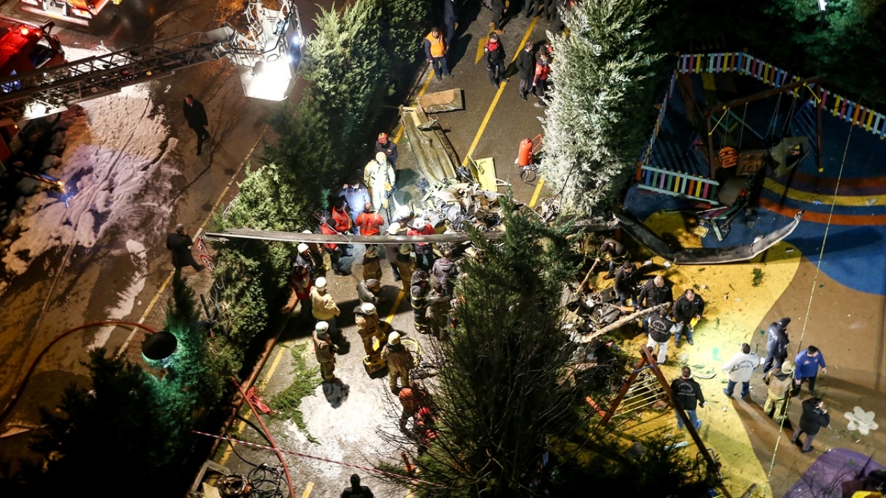 Askeri yetkililer ve İtfaiye ekipleri olay yerinde çalışmalarını sürdürüyor.