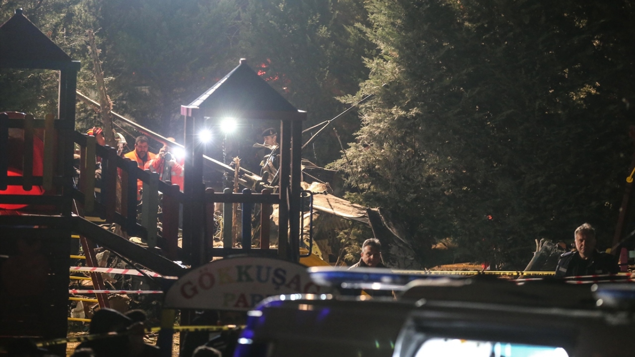 İstanbul Valisi Ali Yerlikaya, askeri helikopterin Çekmeköy ilçesi Kirazlıdere Mahallesi Sultangazi Caddesi Parkverde Sitesi`ne düşmesi sonrası olay yerine giderek incelemelerde bulundu.