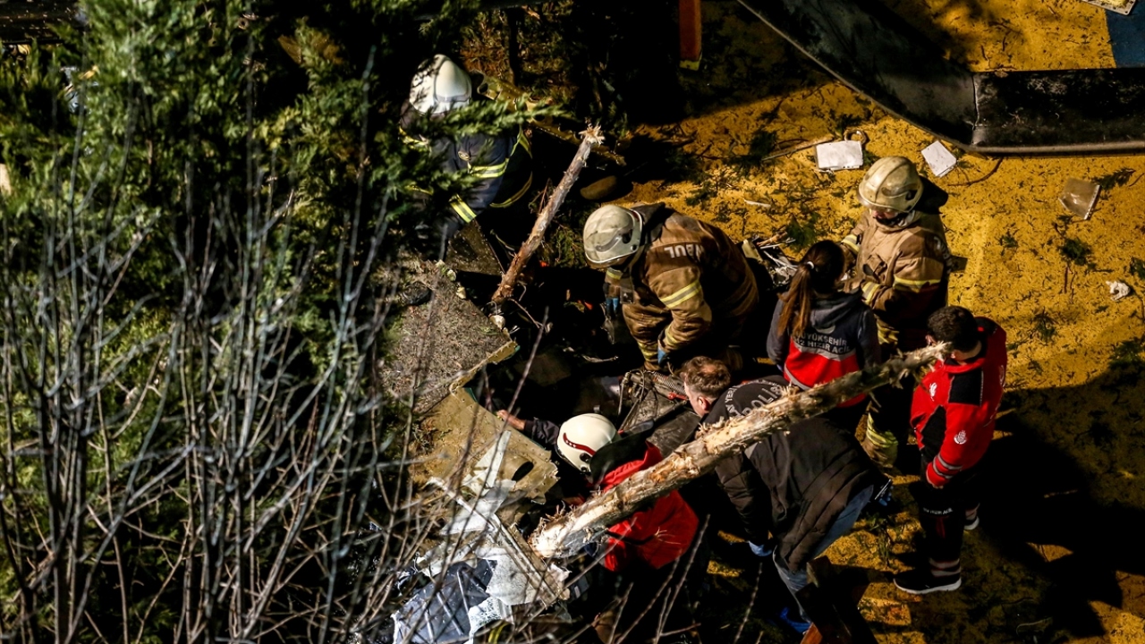 İstanbul Çekmeköy`de askeri bir helikopter zorunlu iniş yaparken düştü.