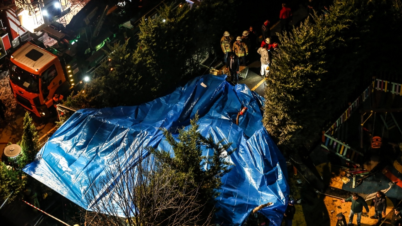 Sitenin etrafı emniyet şeridiyle kapatılırken, vatandaşların alandan uzaklaşması için sık sık anons yapılıyor.