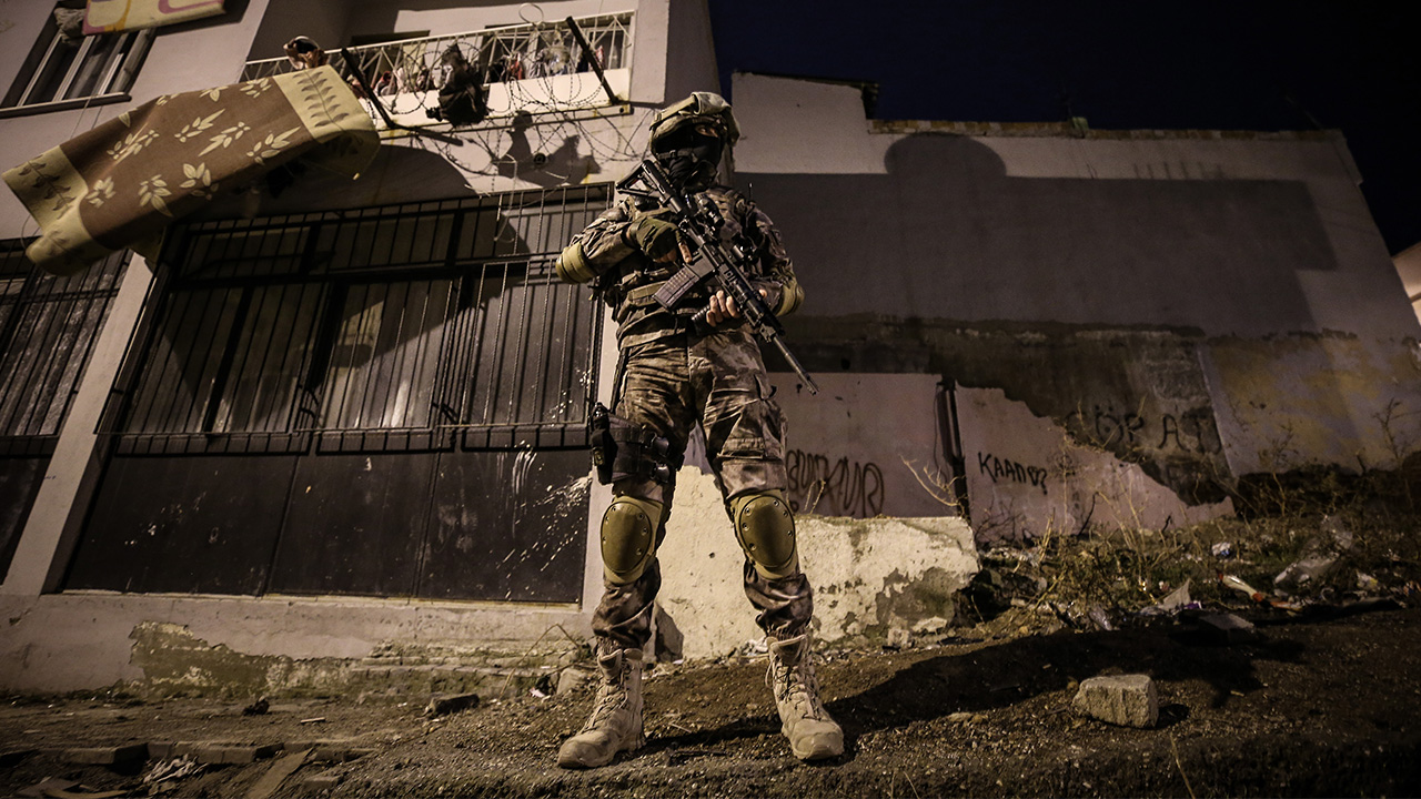 İl Emniyet Müdürlüğüne bağlı tüm birimlerin yer aldığı "Narko Timsah" adı verilen operasyon hava destekli sürdürülüyor.