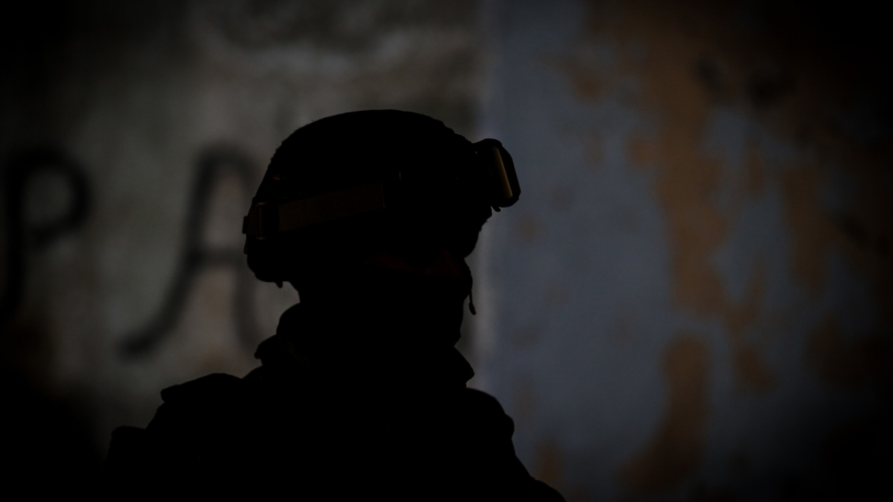 Özel Hareket Şube Müdürlüğü ekiplerinin de sokak başlarında zırhlı araçlarla önlem alarak destek verdiği operasyona 4 bin emniyet mensubu katılıyor.