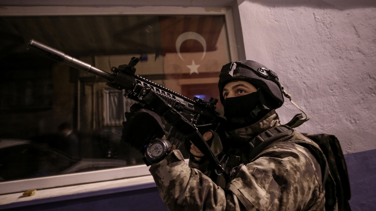 Önceden belirlenen adreslere kapılar koçbaşlarıyla kırılıp girilerek arama yapılıyor.