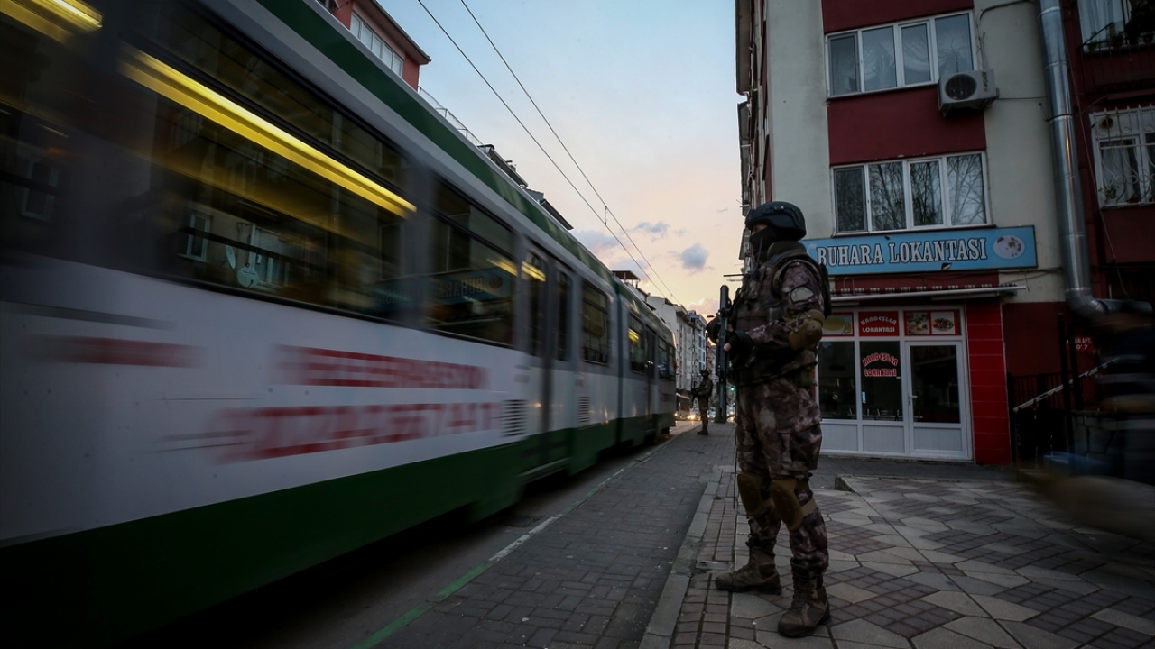 İl Emniyet Müdürü Osman Ak`ın yönettiği operasyonda, narkotik eğitimli köpekler de kullanılıyor.