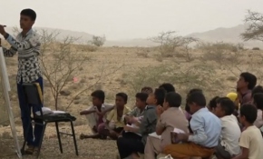 Yemen'de okulları yıkılan öğrenciler ağaç altında eğitim görüyor