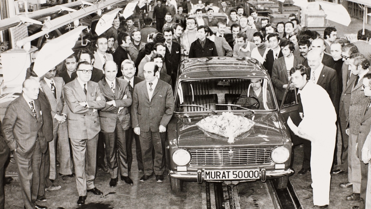 Vatandaşların sahibi olmak için kuyruğa girdiği "Murat 124" için bazı gazete ve dergiler kuponla otomobil çekişleri düzenledi.