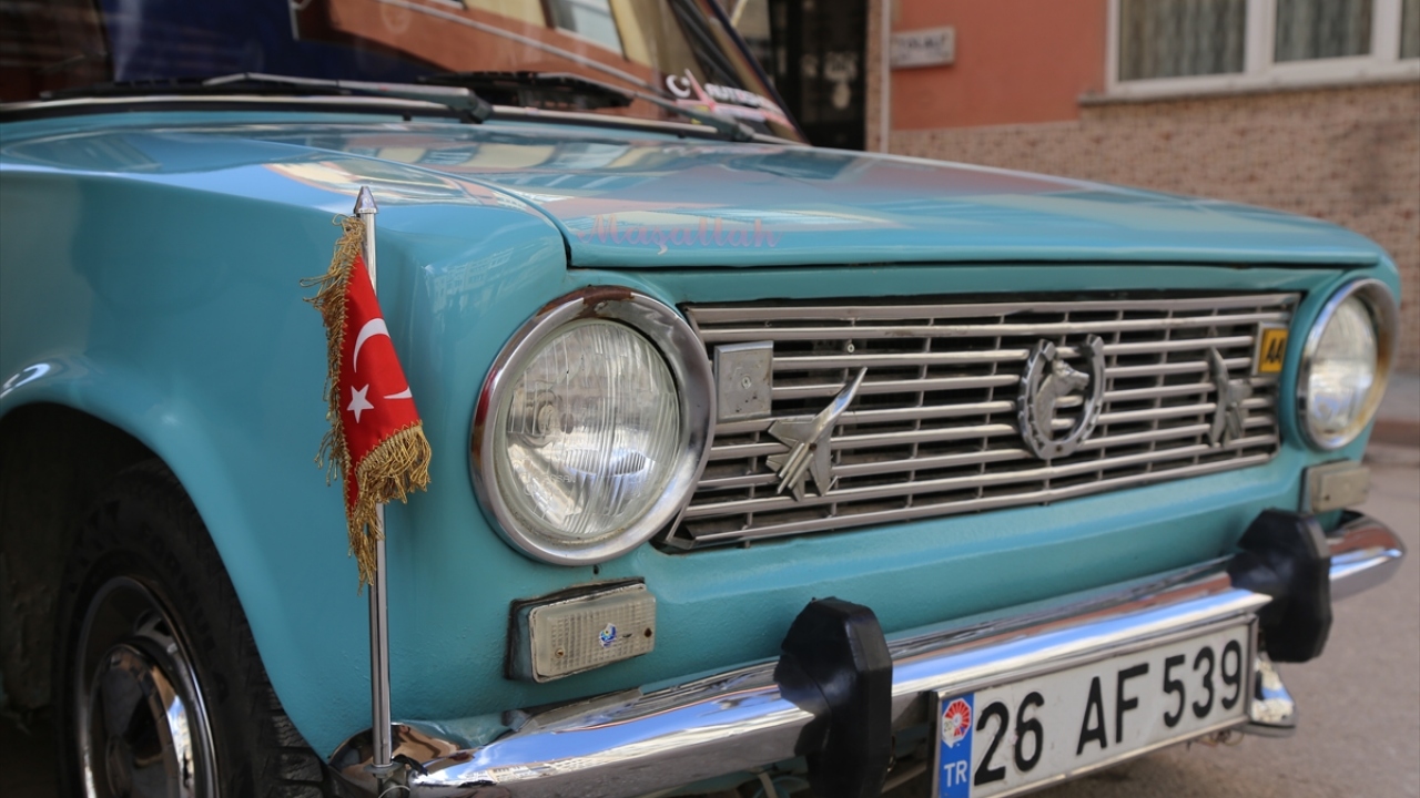 Murat 124 model otomobilini orijinal haliyle muhafaza eden Gürlü, halk arasındaki tabiriyle "Hacı Murat"ı ailesinin bir ferdi gibi görüyor.