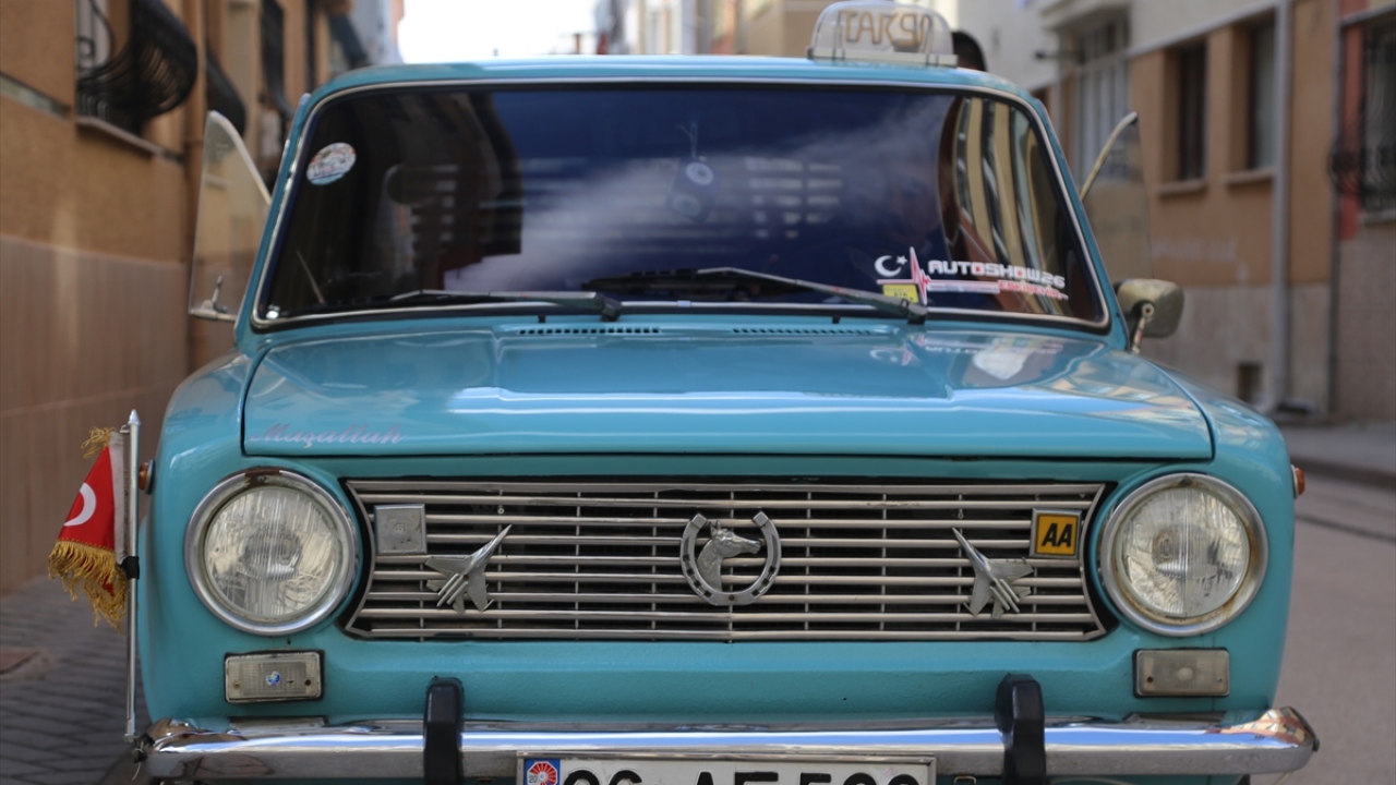 Özellikle Eskişehir`de fenomen haline gelen otomobili gören vatandaşlar, hem şaşırıyor hem de yanında özçekim yapıyor.