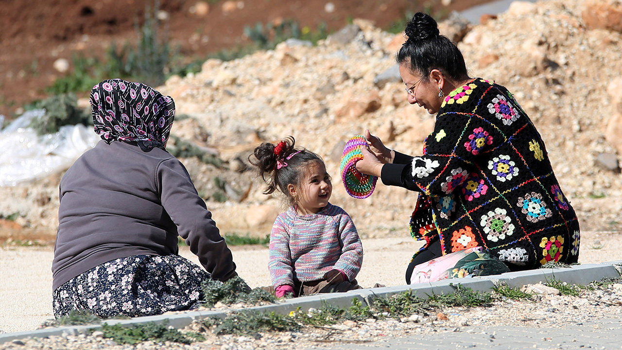 Mersin`de 50 yaşındaki Ferda Yertut, yaklaşık 20 yıldır ördüğü atkı ve bere gibi ürünleri sokak sokak gezip ihtiyacı olan çocuklara dağıtıyor.
