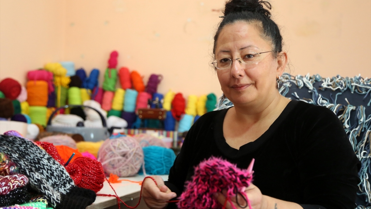 Oğlunu, ördüğü değişik renk ile desenlerde bere ve atkılarla okula gönderen Ferda Yertut, çocuğunun, bunları arkadaşlarına hediye ettiğini öğrendi.