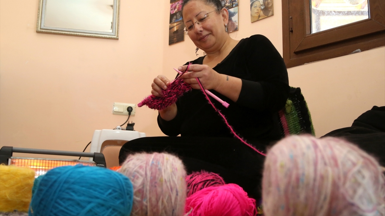 Bunun üzerine Yertut, evinin bir odasını örgü atölyesine çevirip, hazırladığı ürünleri ihtiyacı olan çocuklara dağıtmaya karar verdi.