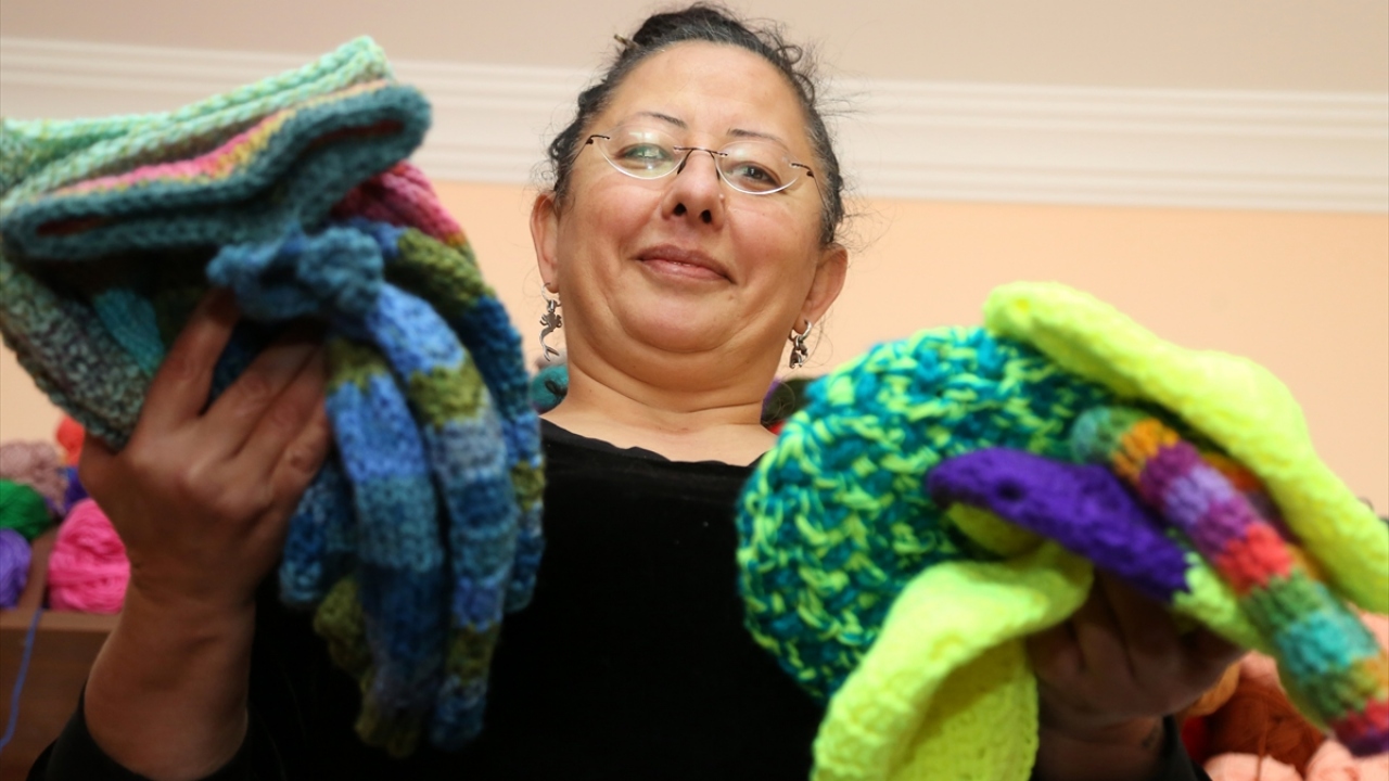 Çok sevdiği örgü işini 20 yıldır sürdüren Yertut, hazırladığı atkı ve bereleri, sokak sokak gezerek özellikle dezavantajlı kesimlerdeki çocuklara dağıtıyor.