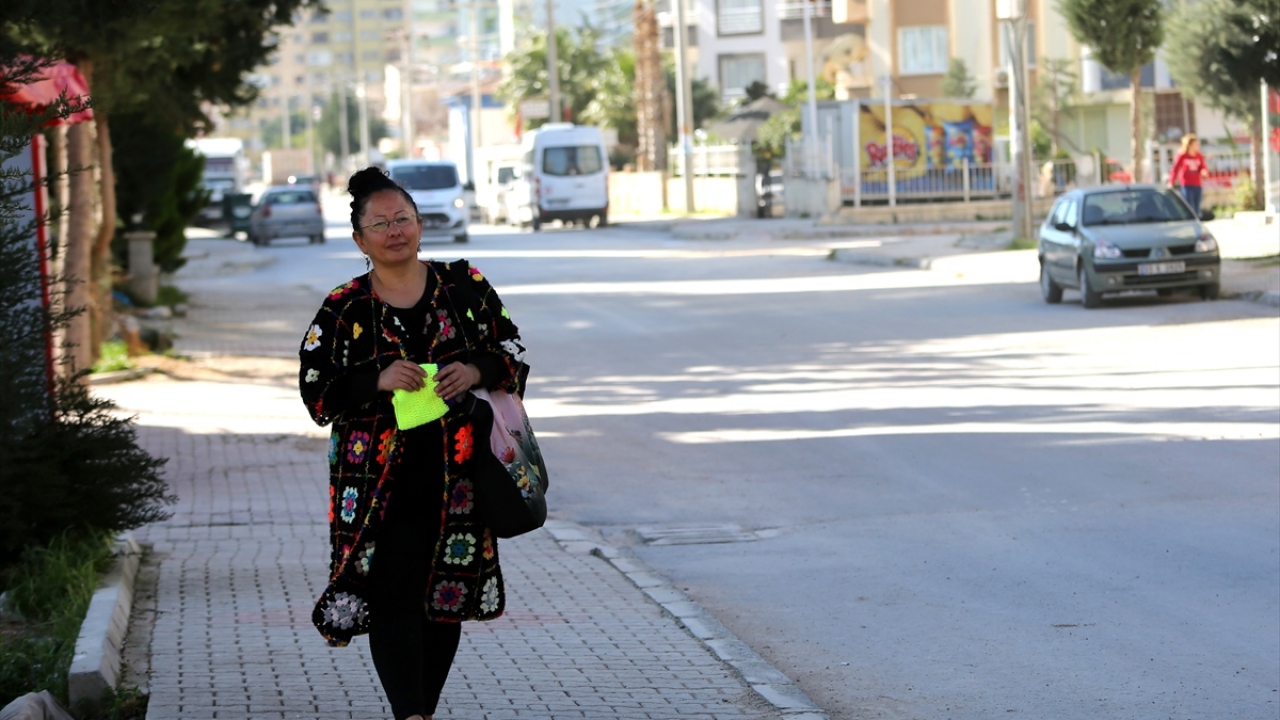 Otobüste, dolmuşta, oturduğu her yerde örgü örmeyi sürdüren Yertut, hediyeleriyle çocukların yüzünü güldürüyor.