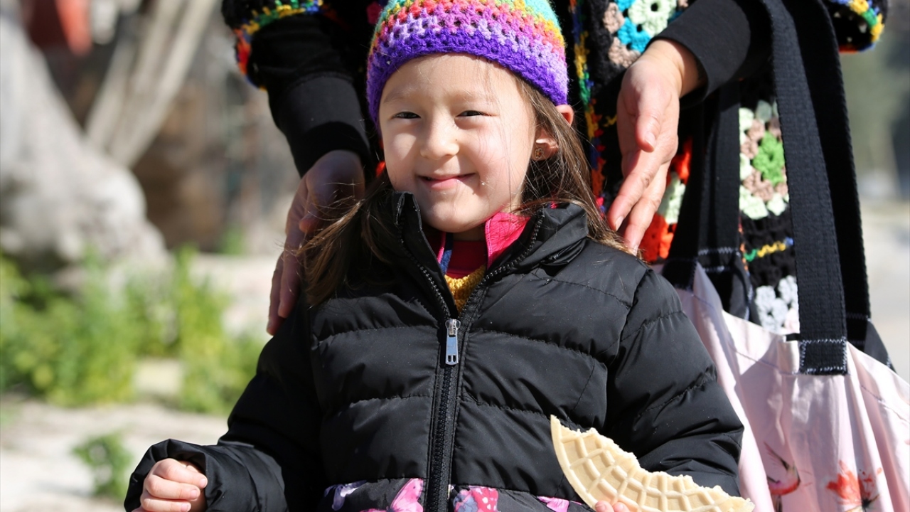 Hediye verdiği çocukların yüzündeki tebessümü görünce tüm emeklerinin karşılığını aldığını anlatan Yertut, şöyle konuştu: