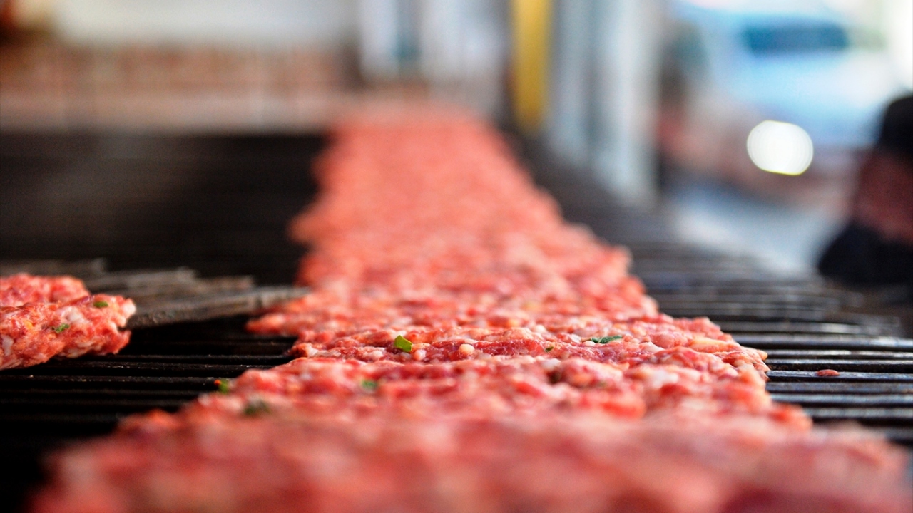 Çırak olarak girdiği kebapçı dükkanında zamanla iş yerinin ustası olan Rıdvan Örük, kıyma makinesi olmadığı için özenle aldığı süt danası veya kuzu etini büyük bıçaklarla çekerek kıymaya dönüştürür.