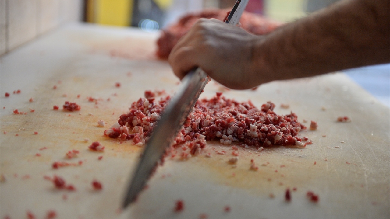 Örük`ün eti elle kıyma haline getirerek hazırladığı kebaplarının ünü, zaman içinde kentin sınırlarını aşar. 