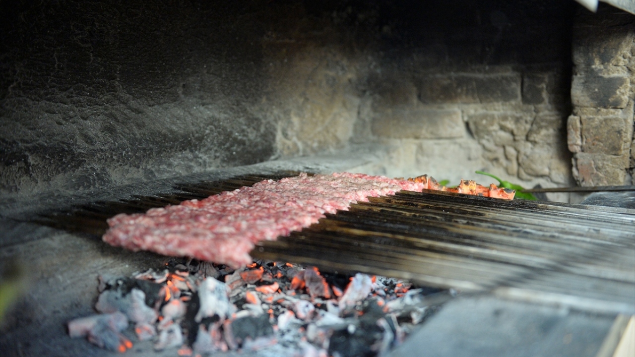 Rıdvan Örük, yerli ve yabancı turistlerin de uğrak yeri olan işletmede bir süre sonra çocuklarıyla çalışmaya başlar.