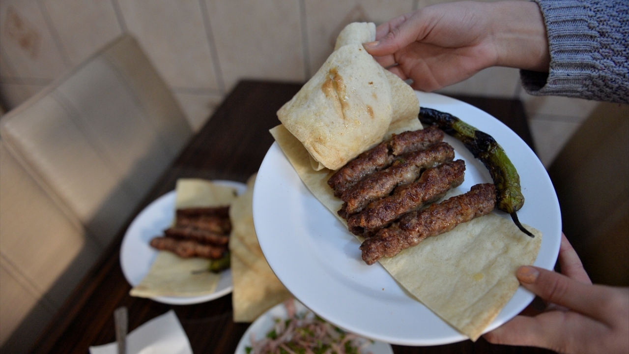 Kebapçı Rıdo`nun 123 yıldır değişmeyen tadını 3. kuşaktan torunu Tarkan Örük koruyor.