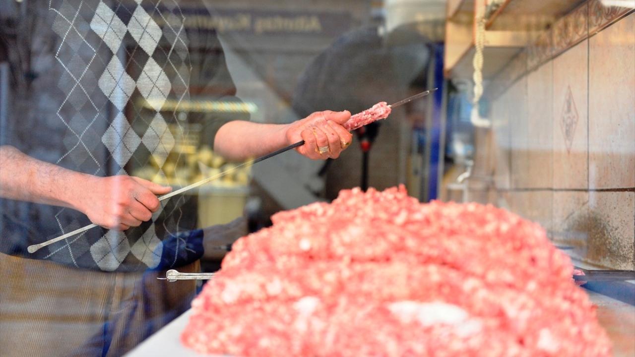 Kebapçı Rıdo`nun başında bulunan 3. kuşaktan Tarkan Örük, yaptığı açıklamada, dedesinin babasına, babasının da kendisine öğrettiği şekilde kebap yapmaya devam ettiklerini söyledi.