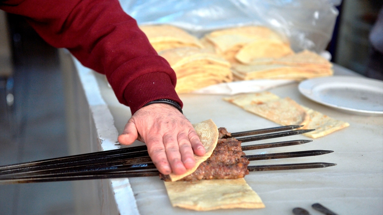 Uzun yol şoförü Ahmet Turan da geleneksel yöntemlerle yapılan kebabın tadının bir başka olduğunu belirterek, Kebapçı Rıdo`da etin çok iyi olduğunu, lezzetin de Türkiye`nin hiçbir yerinde bulunmadığını söyledi. 