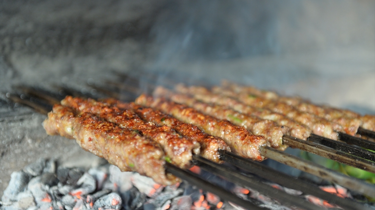 Turan, "Buranın kebabı çok lezzetli. 30 yıldan beri babamla buraya geliyorum. Uzun yol şoförüyüm. Türkiye`nin her tarafını gezdim. Buranın kebabı gibisini görmedim." dedi. 