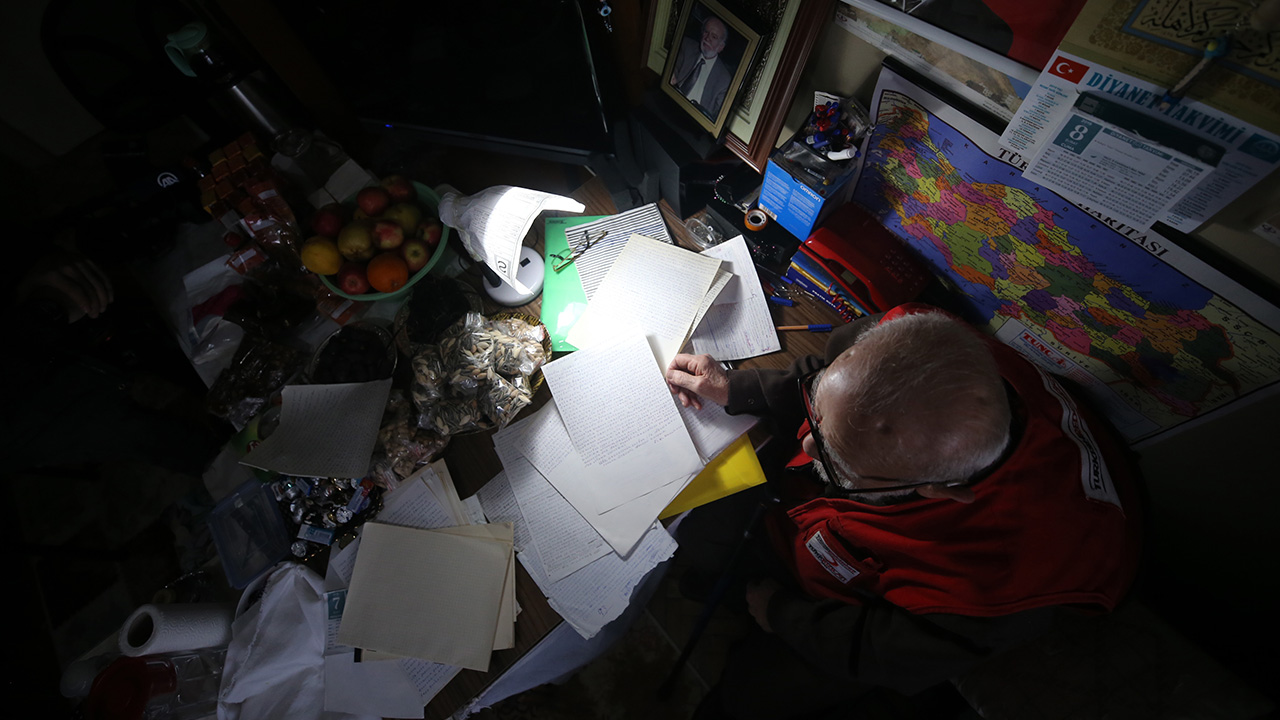 Niğde`nin bir kasabasında doğan ve burada ilkokulu bitiren Cihangir, babasının yanında başladığı bakkalcılık mesleğini, evlendikten ve çocukları olduktan sonra Ankara`da sürdürmeye karar verdi.