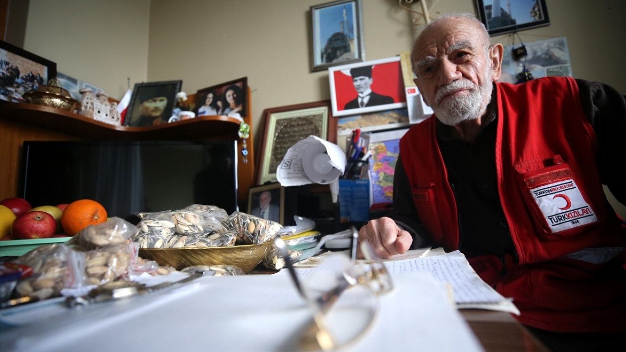 Ailesiyle Ankara`ya yerleşen Cihangir, burada küçük bir bakkal dükkanı işletmeye başladı.