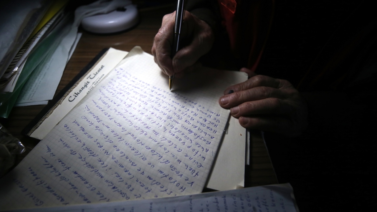 Cihangir, Ankara`daki bir mülkünü Türk Kızılayı`na bağışladıktan sonra, kurumun bağışçılarına yaşlı bakım hizmeti verdiğini öğrenerek çocuklarının karşı çıkmasına rağmen Akçakoca Yaşlılar Konuk Evi`ne yerleşmeye karar verdi. 