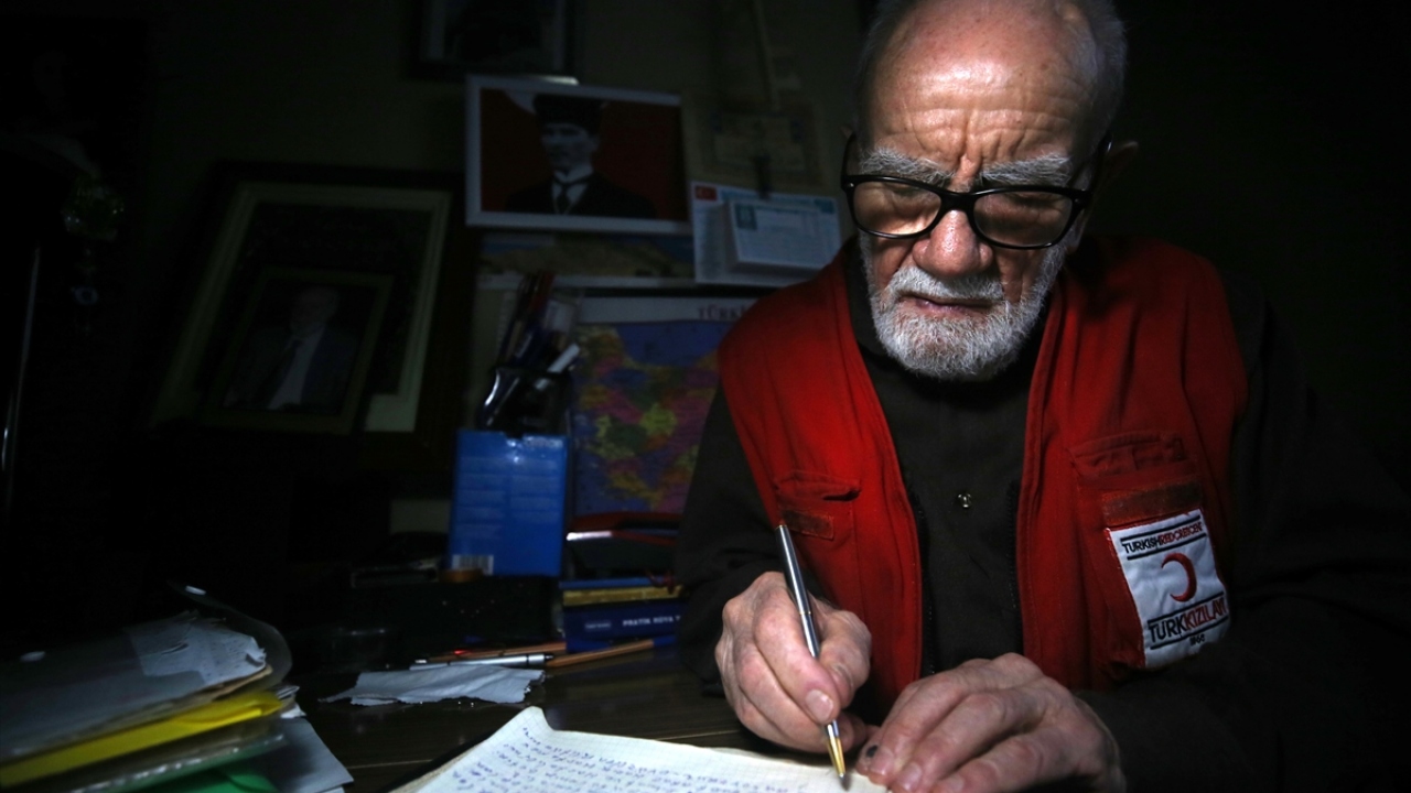 Yaklaşık 80 yıldır elinden kalemi bırakmayan Cihangir, hayatını kitaplaştırmak için yazım faaliyetine, kendisine ayrılan odada personel tarafından oluşturulan çalışma masasında devam ediyor. 