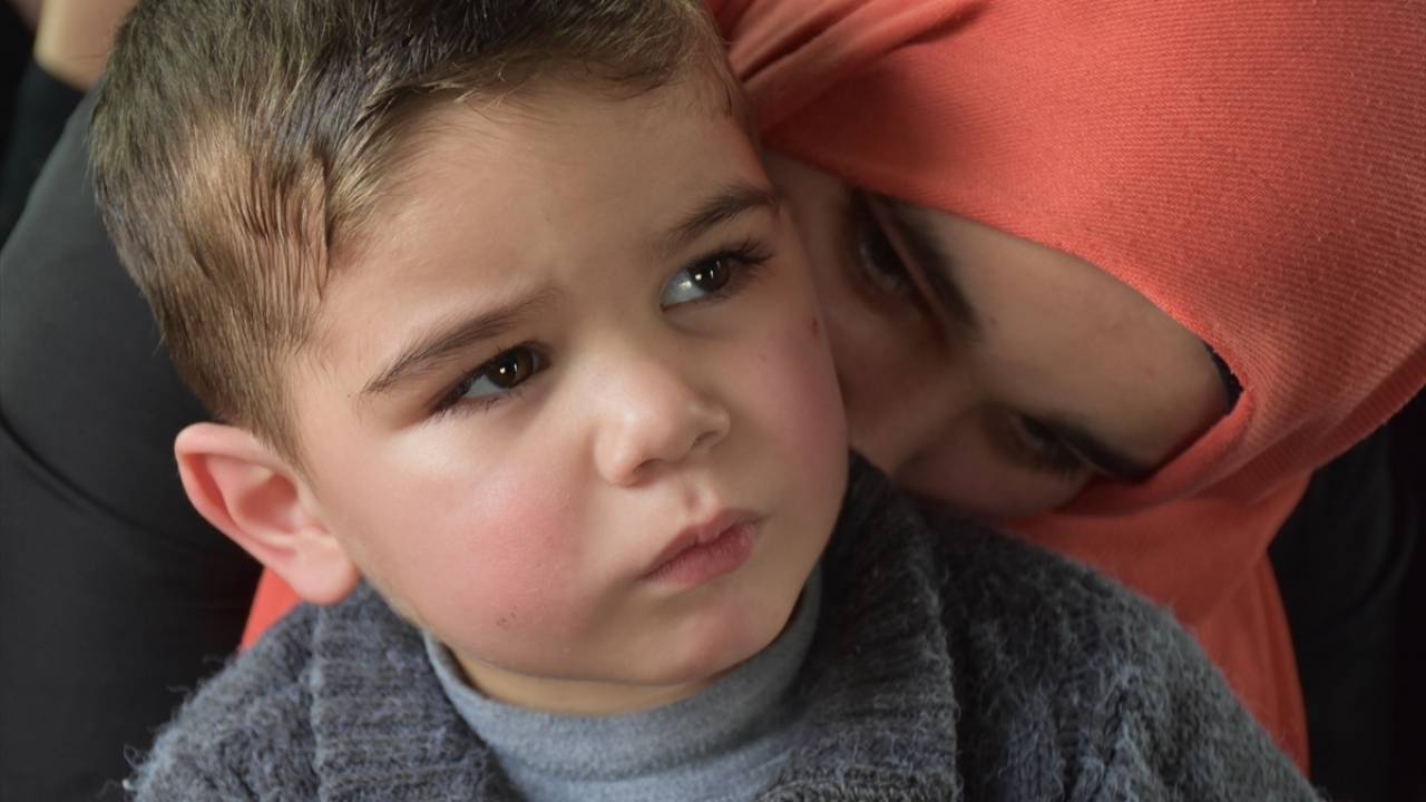 Rejim 20 erkeği teslim alırken, muhaliflerin talebi üzerine 20 yetişkine ek olarak iki çocuğu da serbest bıraktı.