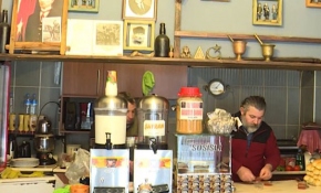 Antika eşyaların sergilendiği tost büfesi