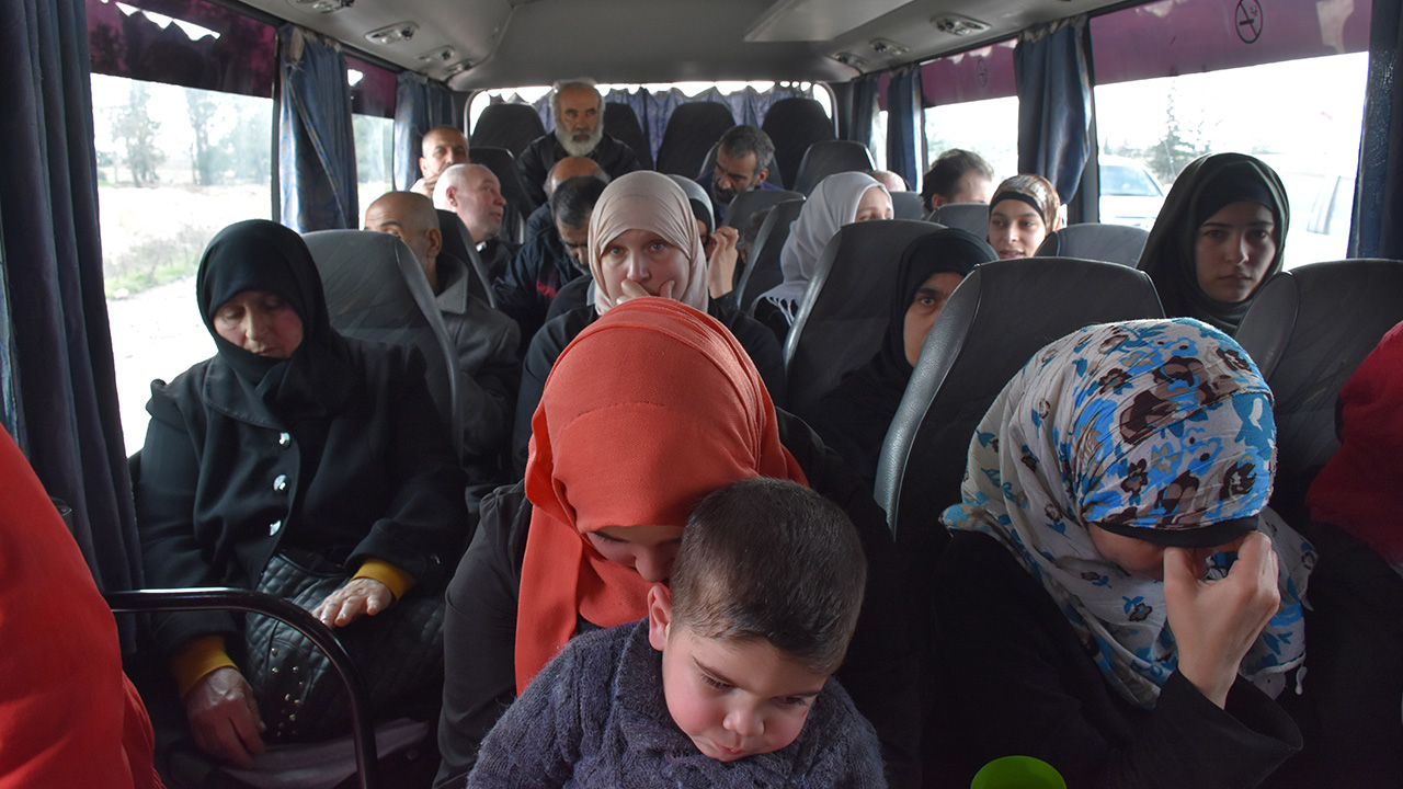 Türkiye, Rusya ve İran arasında 14 Şubat`ta Soçi`de yapılacak zirve öncesinde, rejim ve muhalifler, Türkiye ve Rusya`nın garantörlüğünde, Bab ilçesinin güneyinde, cephe hattındaki Ebu Zindin bölgesinde karşılıklı olarak yirmişer kişiyi salıverdi.