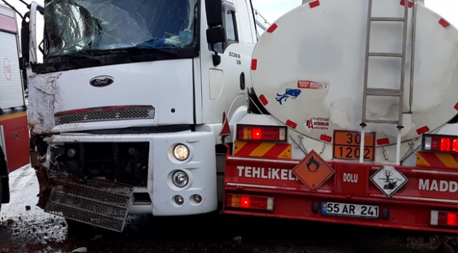 İzmir'de akaryakıt tankerleri çarpıştı: 3 yaralı