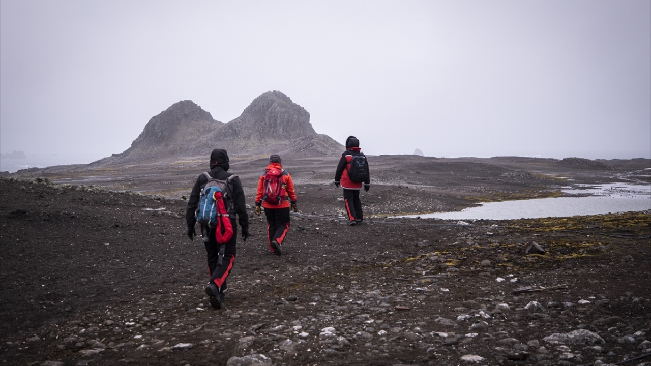 Niğde Ömer Halisdemir Üniversitesi Tarım Bilimleri ve Teknolojileri Fakültesi Öğretim Üyesi Prof. Dr. Sedat Serçe, Antarktika`nın zorlu koşullarına rağmen kıtanın farklı bölgelerinde rapor edilen bitkiler olduğunu bildirdi.