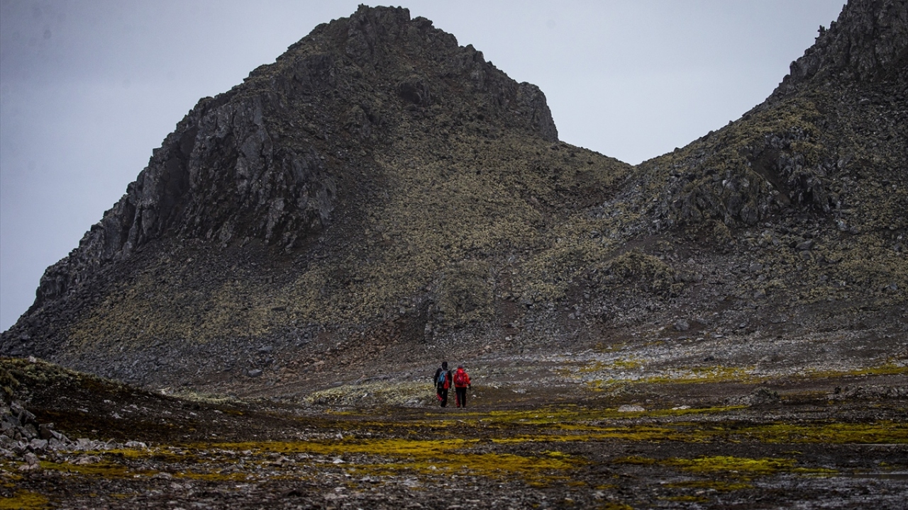 Başar, aldıkları örnekleri belirli şartlarda muhafaza ederek Türkiye`ye analiz edilmek üzere götüreceklerini ifade ederek, buradan elde edecekleri sonuçların bilimsel çalışmalara katkı sunacağını dile getirdi.