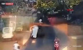 Üzerine ağaç devrilen otomobil takla attı