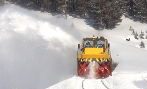 Demir yolu işçileri seferlerin aksamaması için kar ve buz temizliğinde