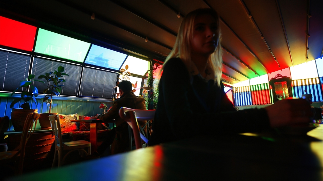 Avustralya ve Amerika`daki dekorasyon dergilerinden insanların en çok beğendiği renkleri araştırılarak, otelin her bir köşesinde kullanılmış.