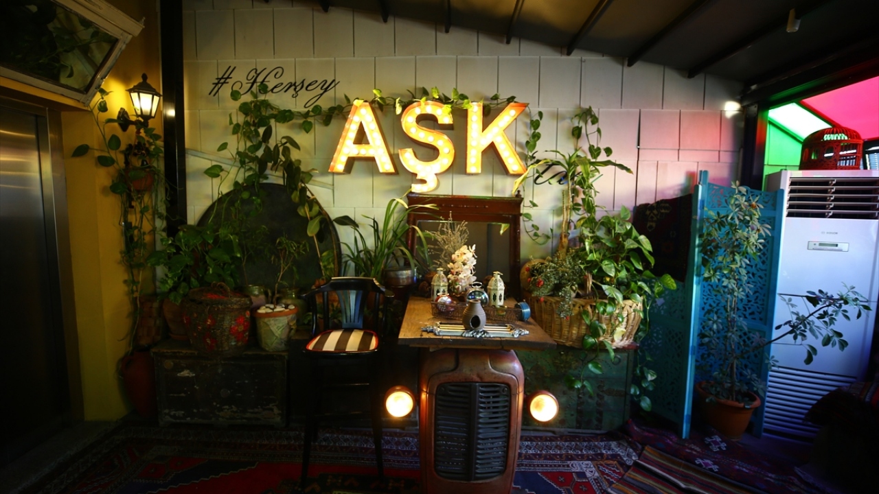 Otelin sahibi Ömer Sunar, yaptığı açıklamada, iş hayatına Konya`da bankacılıkla başladığını, 6 yıl sonra İstanbul`a taşınarak yatırım şirketlerine danışmanlık yaptığını söyledi.