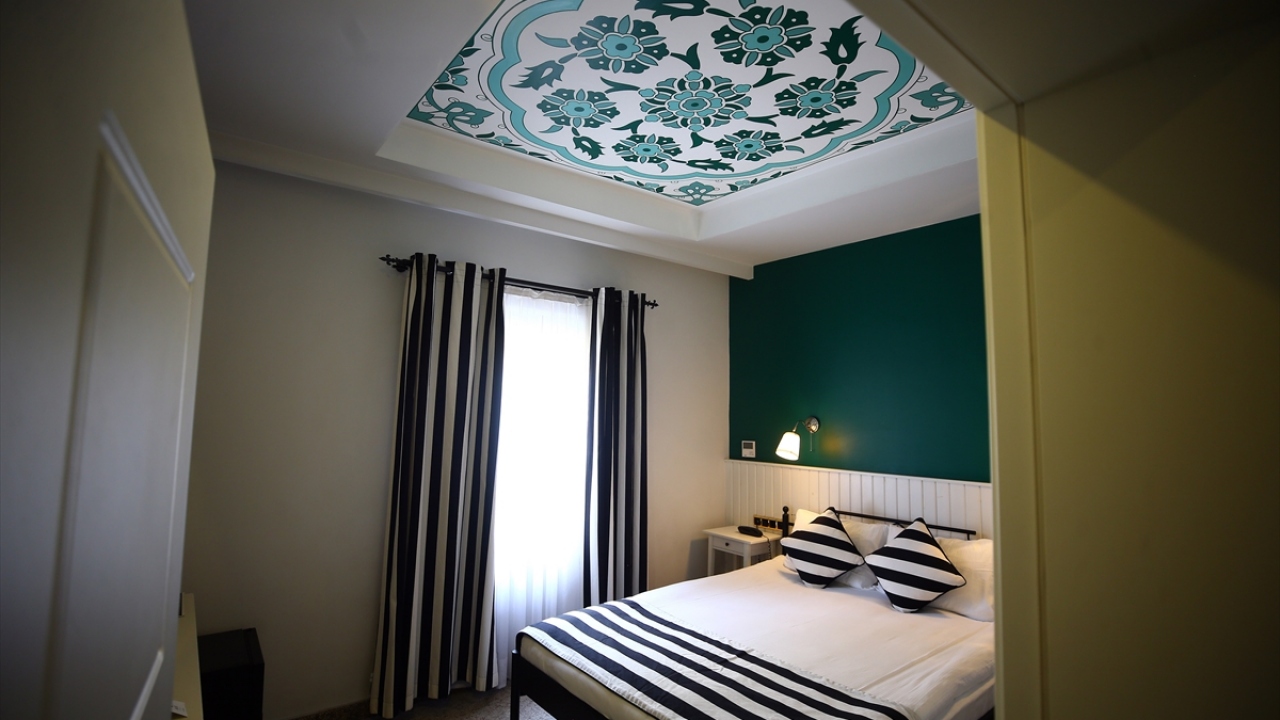 Kaldığı odanın yatağını satın aldı