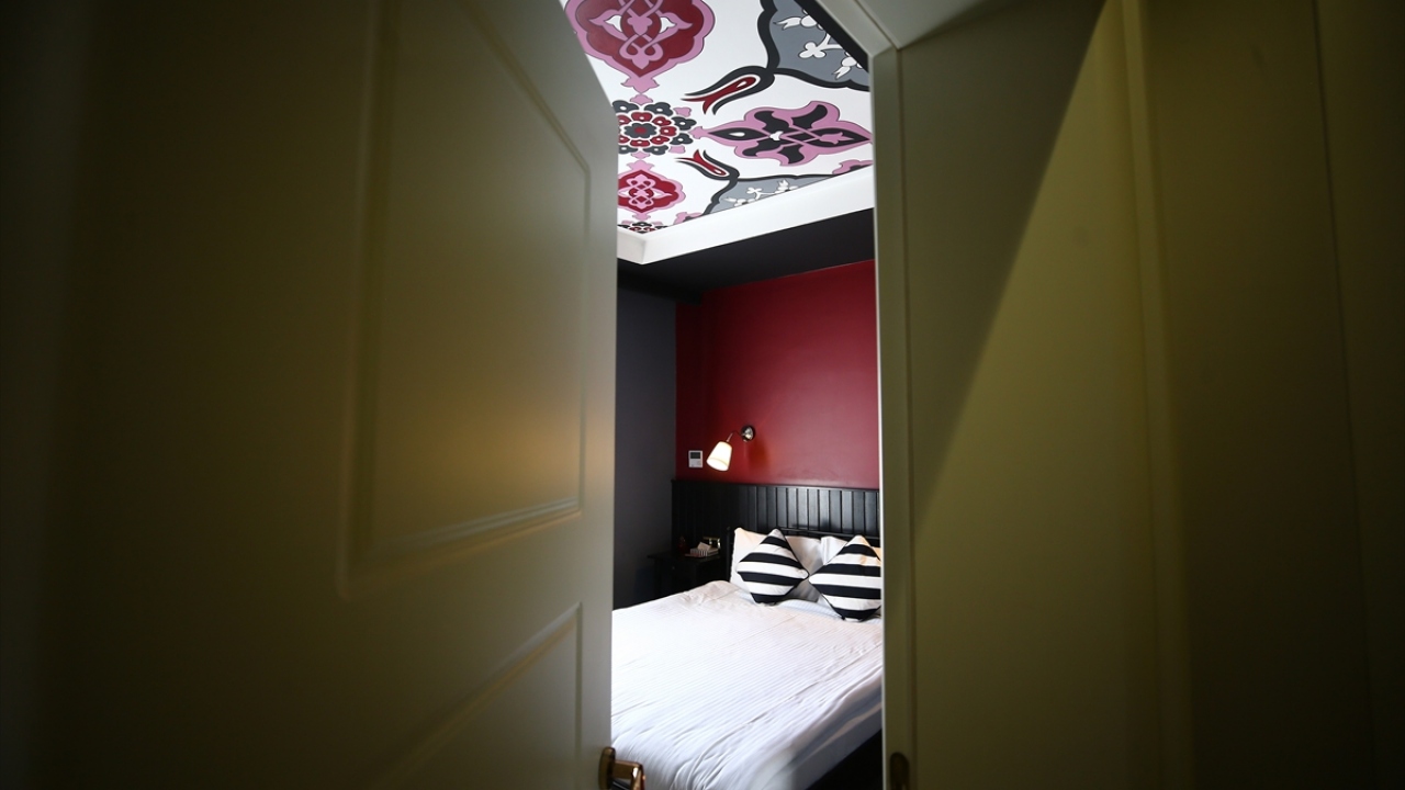 Otelde her yatak odasının tavanı, nakkaşlar tarafından farklı renk ve desenlerde işlenmiş olarak sunuluyor.