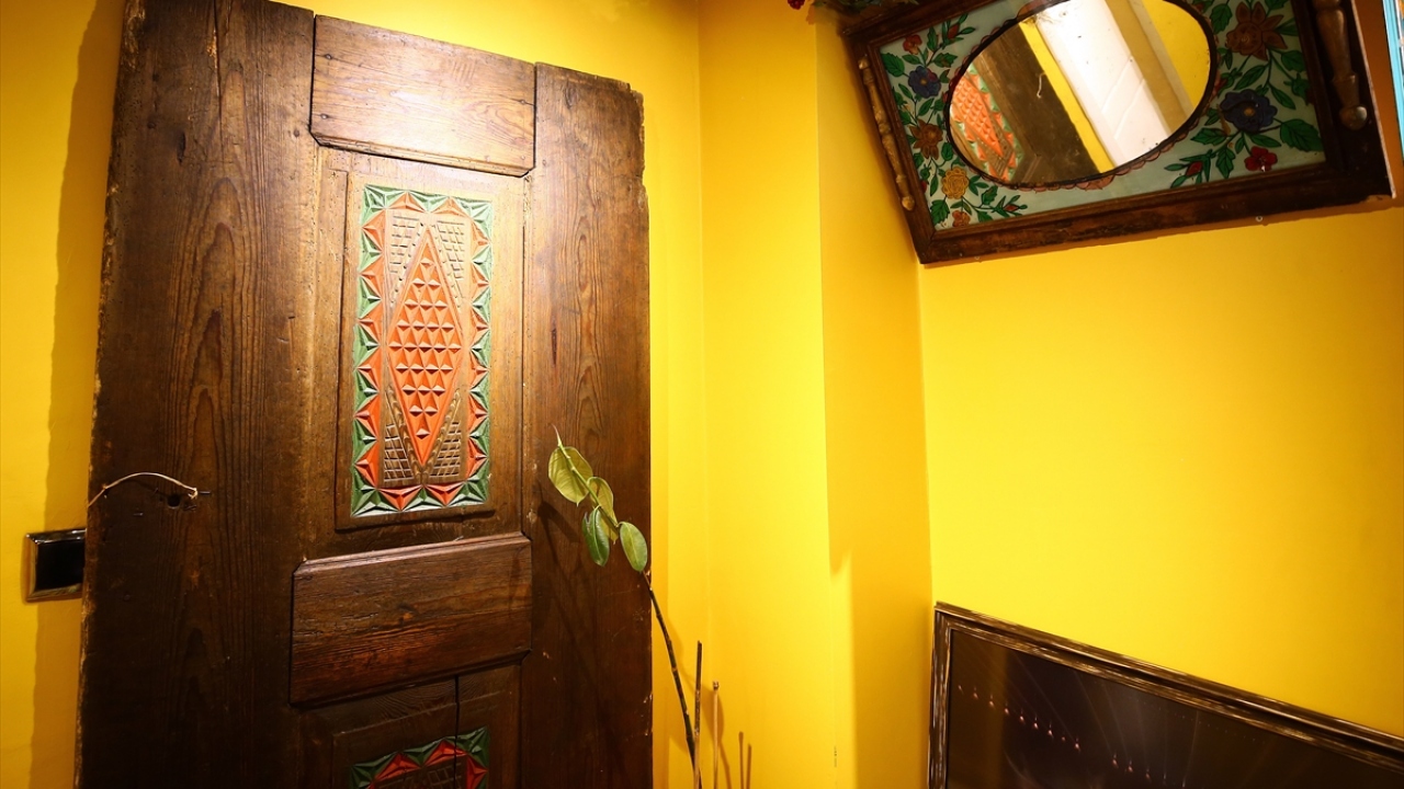 Dekorasyonu etnik ve modern eşyaların harmanlanmasıyla yapılan otelde, 200 yıllık tarihi kapılar da bulunuyor.