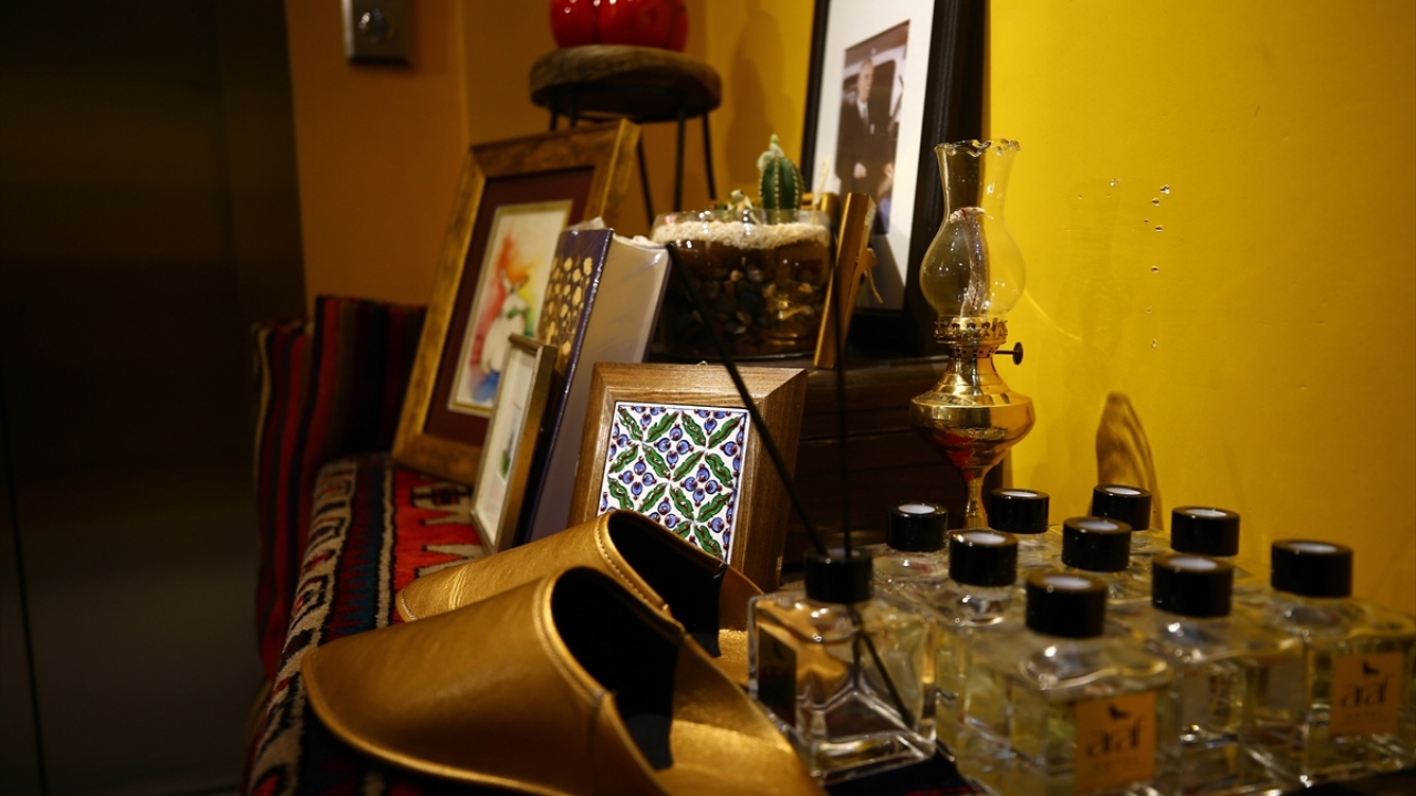 Renkli dekorasyonuyla ön plana çıkan otelde, kurumsal koku dahi satın alınabiliyor.