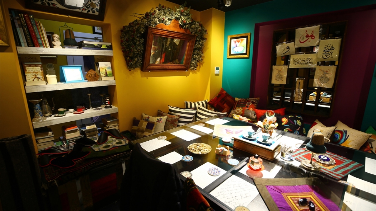 Otelde müşterilerin yazdığı mektuplar da sergileniyor.