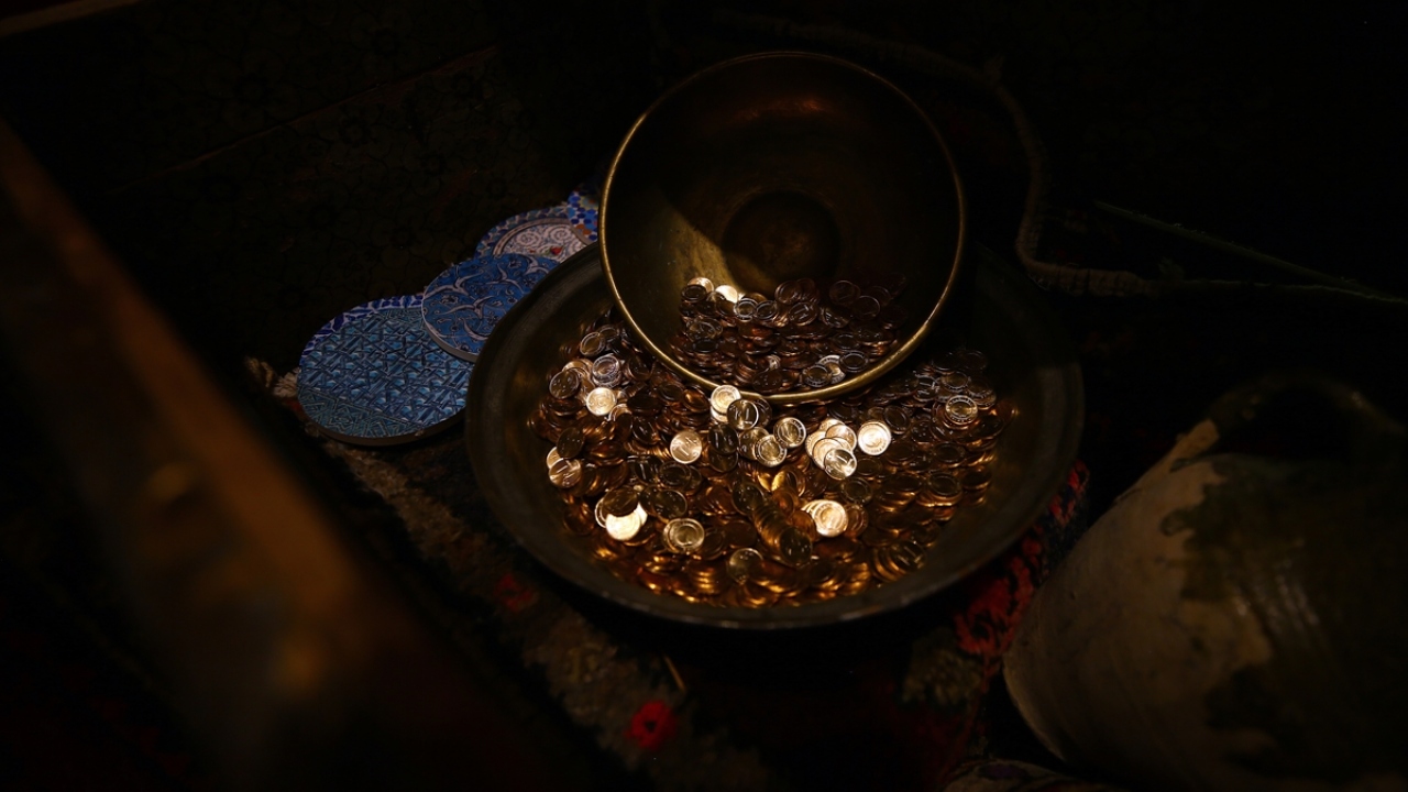 Otelde, günümüzde kullanılan ve yıpranmamış 10 kuruşluk madeni paralar tane veya toplu olarak satılıyor.