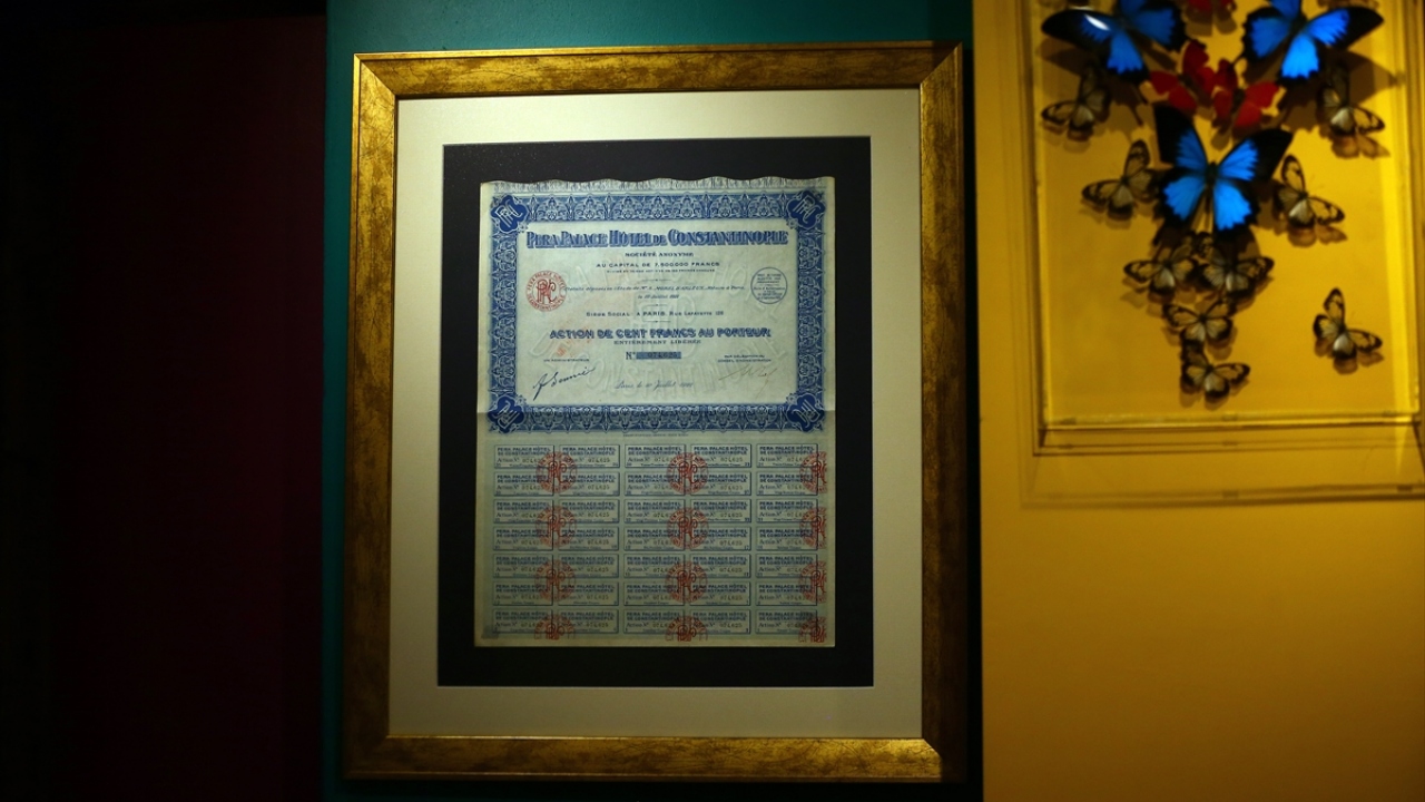 Tarih Pera Oteli`nin hisse senetleri de otelde sergilenenler arasında.