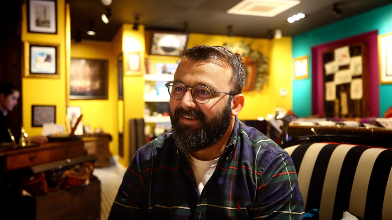 Otel sahibi 42 yaşındaki Ömer Sunar 10 yıl otel odasında geçen yaşamının ardından böyle bir otel kurmaya kalkıştığını söyledi.