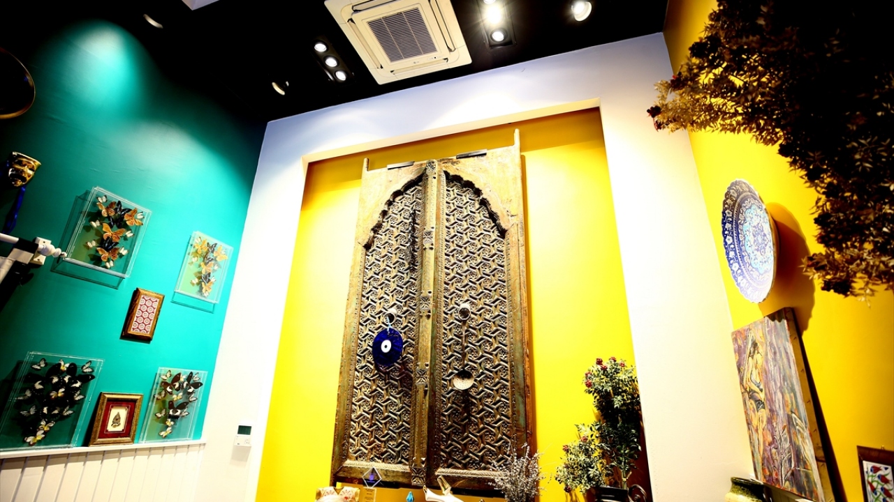 Dekorasyonu etnik ve modern eşyaların harmanlanmasıyla yapılan otelde, 200 yıllık tarihi kapılar da bulunuyor.