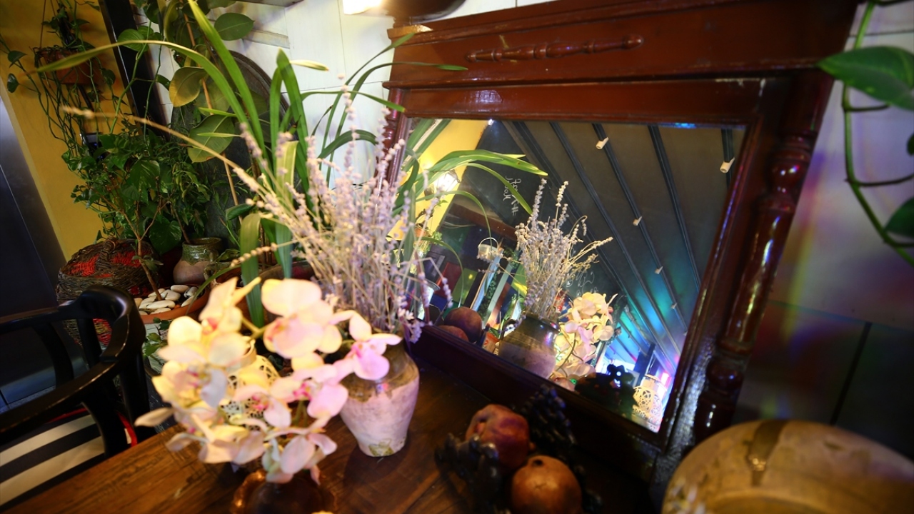 Otel lobisindeki tarihi aynaları da isteyen müşteriler satın alabiliyor.