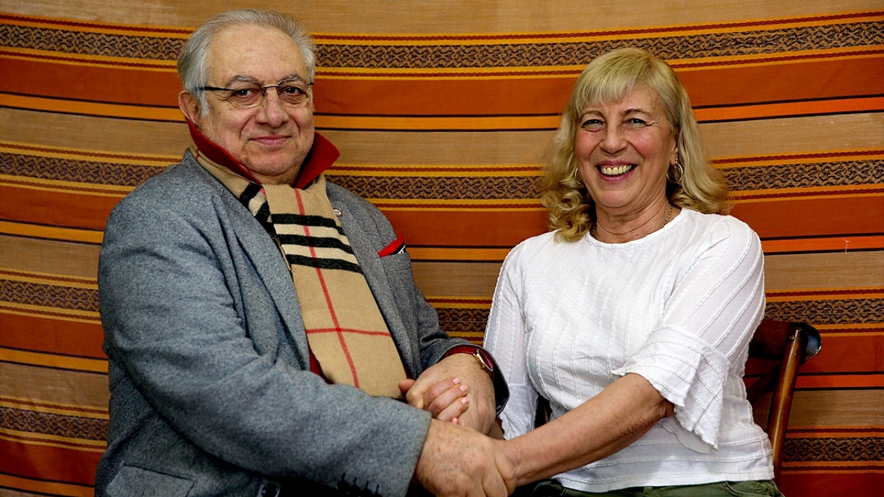 Tayfun Sezeroğlu da eşi Suzan Sezeroğlu ile 41 yıllık mutlu bir evlilikleri olduğunu anlatarak, hayat arkadaşının, kelimelerle anlatılamayacak kadar özel bir insan olduğunu ifade etti.